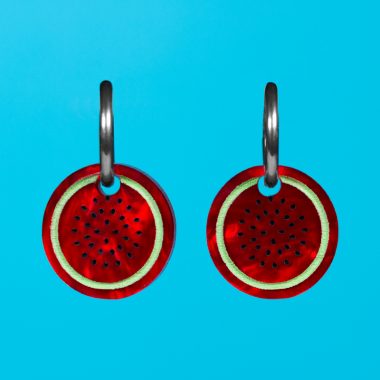 Los Pendientes Mini Sandía son el accesorio perfecto para añadir un toque divertido, fresco y colorido a cualquier look, inspirados en las frutas. Los Pendientes Mini Sandía son el accesorio perfecto para añadir un toque divertido, fresco y colorido a cualquier look, inspirados en las frutas.