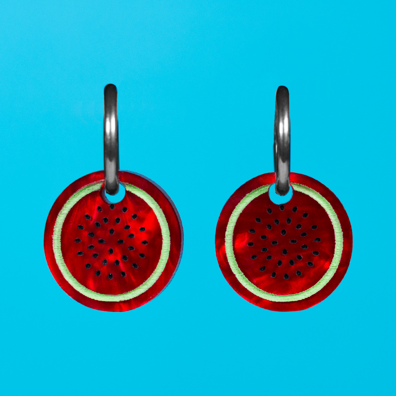 Los Pendientes Mini Sandía son el accesorio perfecto para añadir un toque divertido, fresco y colorido a cualquier look, inspirados en las frutas. Los Pendientes Mini Sandía son el accesorio perfecto para añadir un toque divertido, fresco y colorido a cualquier look, inspirados en las frutas.