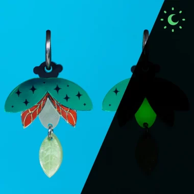 Los Pendientes Luciérnagas están inspirados en esos pequeños puntos de luz que iluminan las noches de verano, creando una pieza mágica. Los Pendientes Luciérnagas están inspirados en esos pequeños puntos de luz que iluminan las noches de verano, creando una pieza mágica.