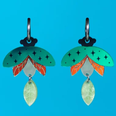 Los Pendientes Luciérnagas están inspirados en esos pequeños puntos de luz que iluminan las noches de verano, creando una pieza mágica. Los Pendientes Luciérnagas están inspirados en esos pequeños puntos de luz que iluminan las noches de verano, creando una pieza mágica.