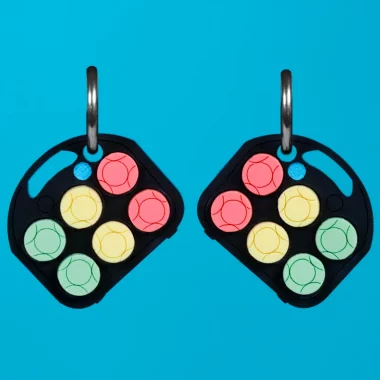 Los Pendientes Petanca están inspirados en uno de los juegos más clásicos del verano, capturando toda esa sensación de tardes de playa y risas. Los Pendientes Petanca están inspirados en uno de los juegos más clásicos del verano, capturando toda esa sensación de tardes de playa y risas.