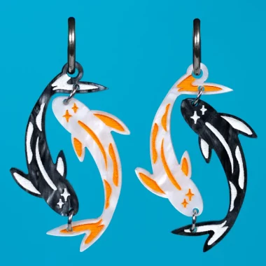 Los Pendientes Carpas Koi están inspirados en la elegancia y simbolismo de las carpas koi, peces asociados con la perseverancia y el equilibrio. Los Pendientes Carpas Koi están inspirados en la elegancia y simbolismo de las carpas koi, peces asociados con la perseverancia y el equilibrio.