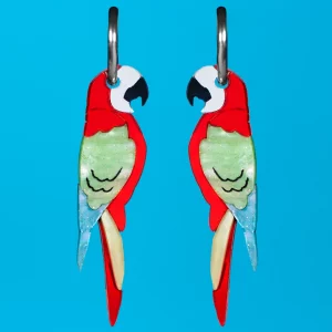 Los Pendientes Loro son una explosión de color y alegría inspirada en una de las aves más icónicas y fascinantes de la naturaleza. Los Pendientes Loro son una explosión de color y alegría inspirada en una de las aves más icónicas y fascinantes de la naturaleza.