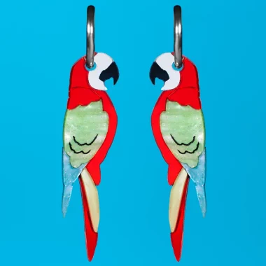 Los Pendientes Loro son una explosión de color y alegría inspirada en una de las aves más icónicas y fascinantes de la naturaleza. Los Pendientes Loro son una explosión de color y alegría inspirada en una de las aves más icónicas y fascinantes de la naturaleza.