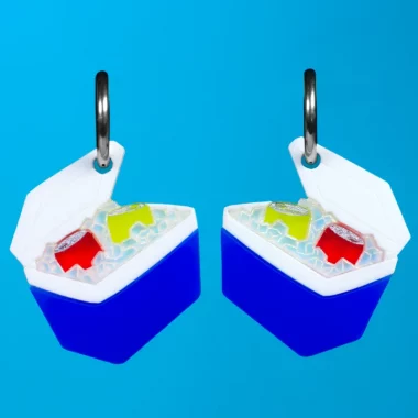 Los Pendientes Neverita son pura esencia de verano convertida en accesorio. Inspirados en las clásicas neveras de playa Los Pendientes Neverita son pura esencia de verano convertida en accesorio. Inspirados en las clásicas neveras de playa