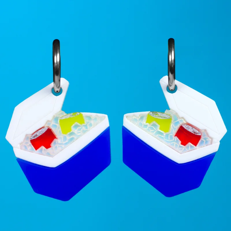 Los Pendientes Neverita son pura esencia de verano convertida en accesorio. Inspirados en las clásicas neveras de playa Los Pendientes Neverita son pura esencia de verano convertida en accesorio. Inspirados en las clásicas neveras de playa