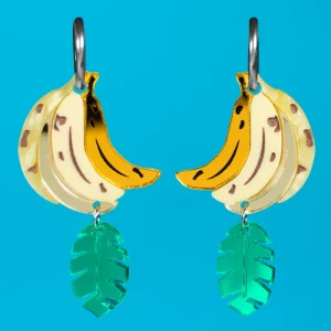 Los Pendientes Plátanos son una pieza divertida, tropical y llena de personalidad, perfectos para quienes aman los accesorios originales. Los Pendientes Plátanos son una pieza divertida, tropical y llena de personalidad, perfectos para quienes aman los accesorios originales.