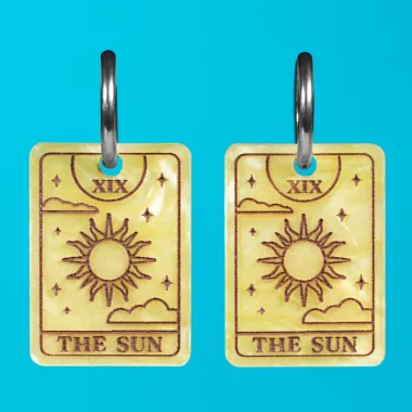 Los Pendientes Tarot The Sun están inspirados en la icónica carta The Sun del tarot , símbolo de felicidad, vitalidad, éxito y energía positiva. Los Pendientes Tarot The Sun están inspirados en la icónica carta The Sun del tarot , símbolo de felicidad, vitalidad, éxito y energía positiva.