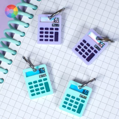 Pendientes acrílicos con forma de calculadora retro Pendientes acrílicos con forma de calculadora retro
