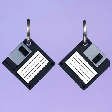Pendientes acrílicos con forma de disquetes retro millenials Pendientes acrílicos con forma de disquetes retro millenials